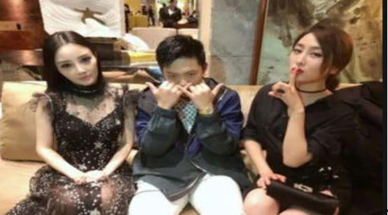 娱乐圈坐板凳吃瓜